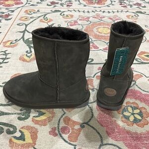 NEW EMU Australia boots (8inch tall) rubber sole